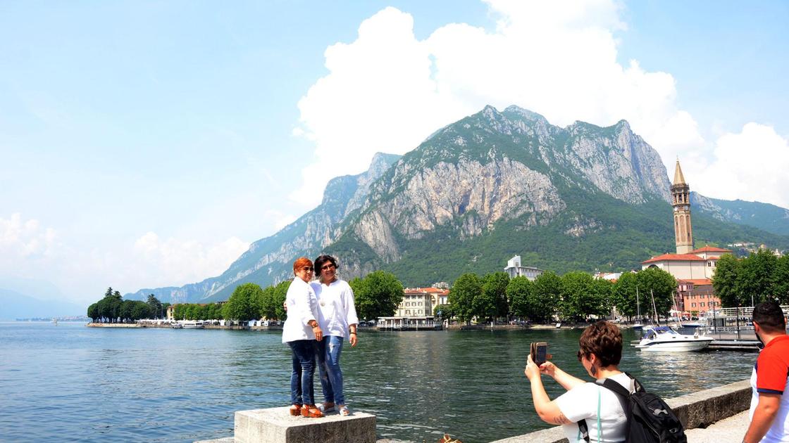 Turisti da tutto il mondo sul lago. Sold out pure con le vacanze brevi