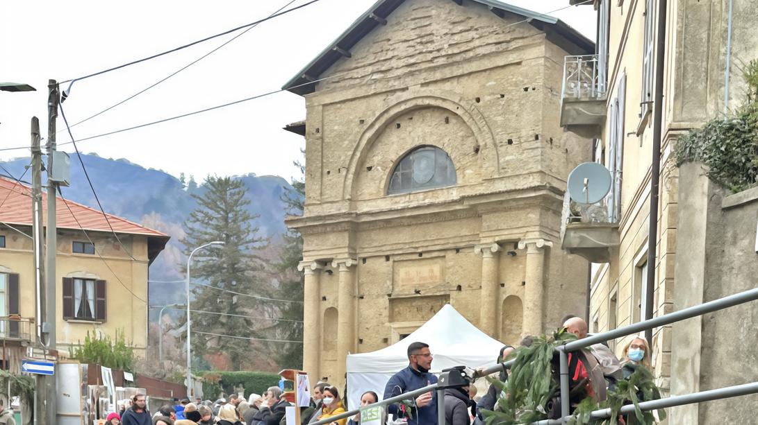 Luci di Natale alla Rasa. La frazione si prepara