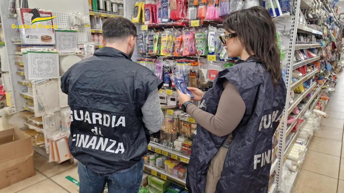 Voghera, migliaia di maschere di Carnevale e giochi contraffatti sequestrati dalla Guardia di Finanza