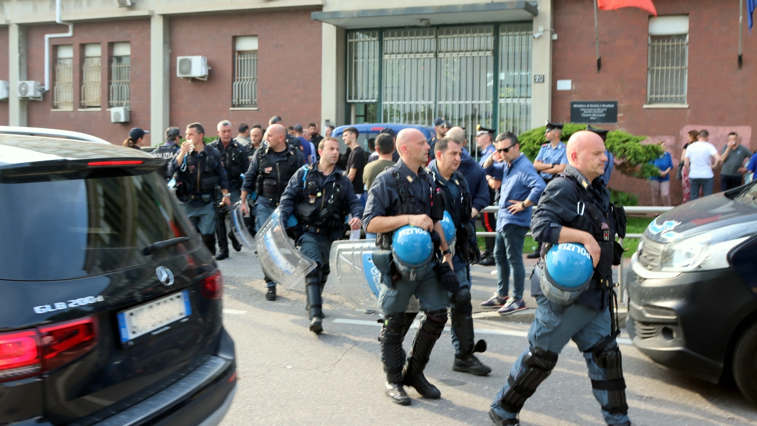 Rivolta nel carcere Beccaria di Milano, agenti della polizia in azione