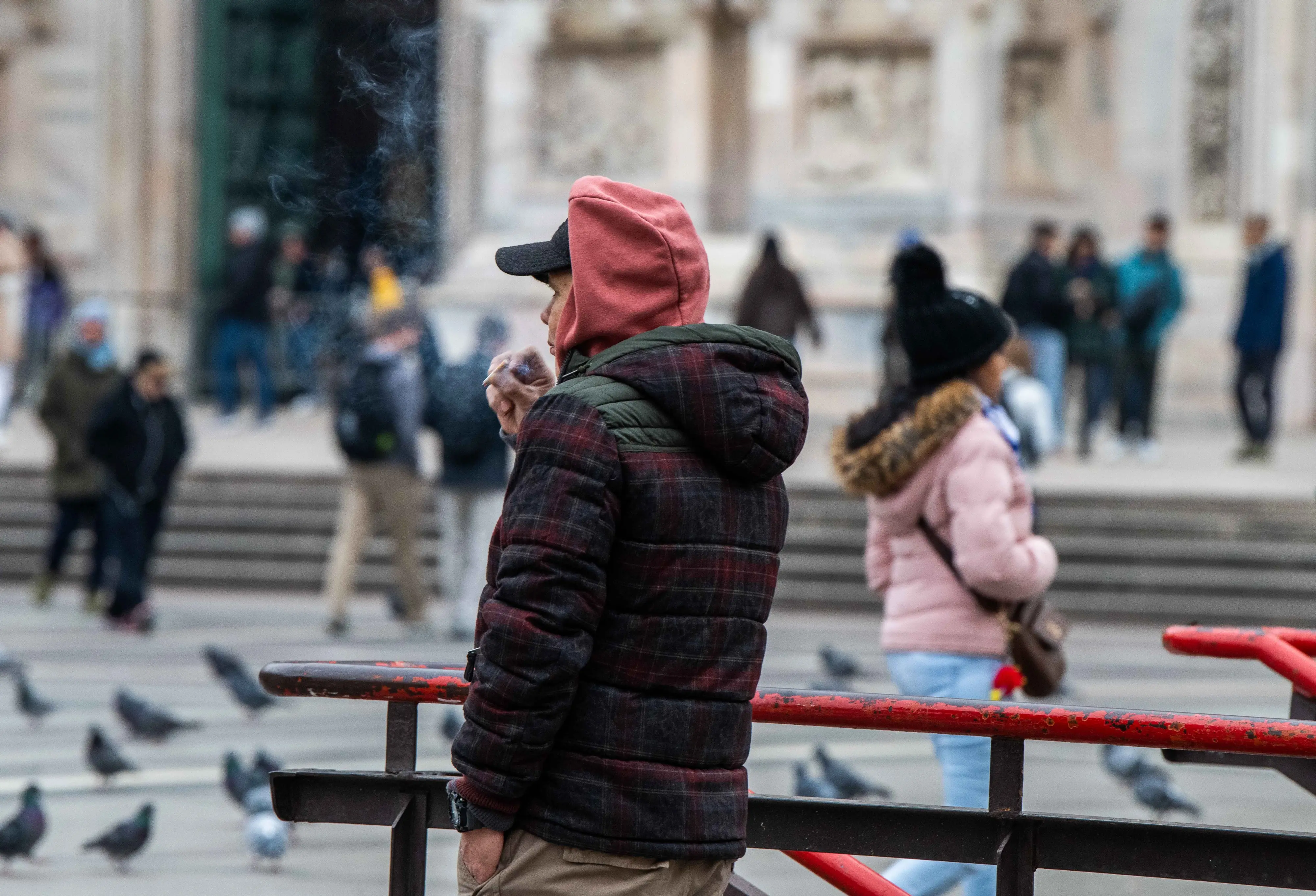 Divieto di fumo all’aperto a Milano, l’inizio è stato soft: sedici multe in venti giorni