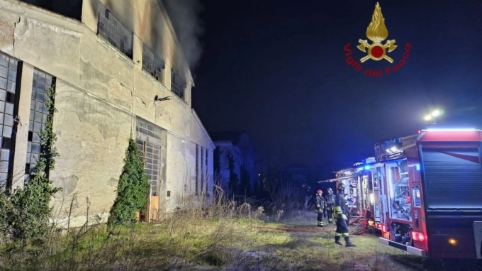 Le fiamme divampate all'ex dogana di Voghera