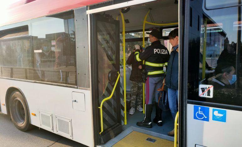 Brescia, terrore sull’autobus 15: “Ho un coltello, c’è sangue per tutti”