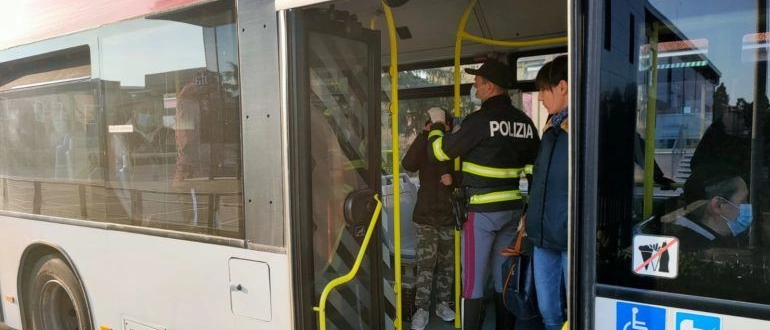 Un uomo ha preso di mira prima un gruppo di ragazzi e poi l’autista. La conducente è riuscita a chiedere aiuto e a farsi raggiungere dalla polizia