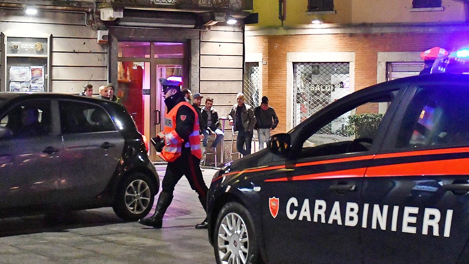 Serata al bar con un coltello e l’esplosivo