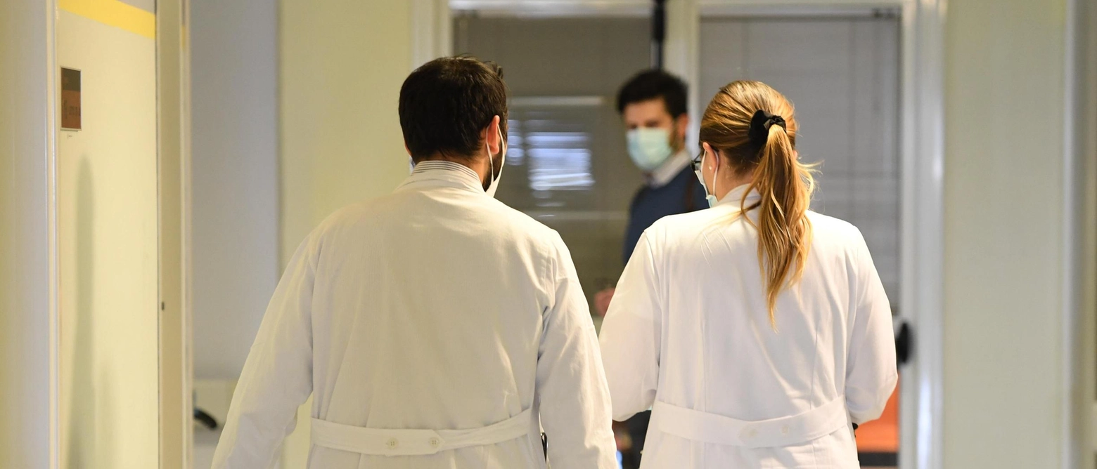 Mantova, paziente 68enne denunciato per lesioni gravi: il medico dell’ospedale San Pellegrino ha riportato la rottura del setto nasale. Infermiera colpita con una gomitata allo sterno