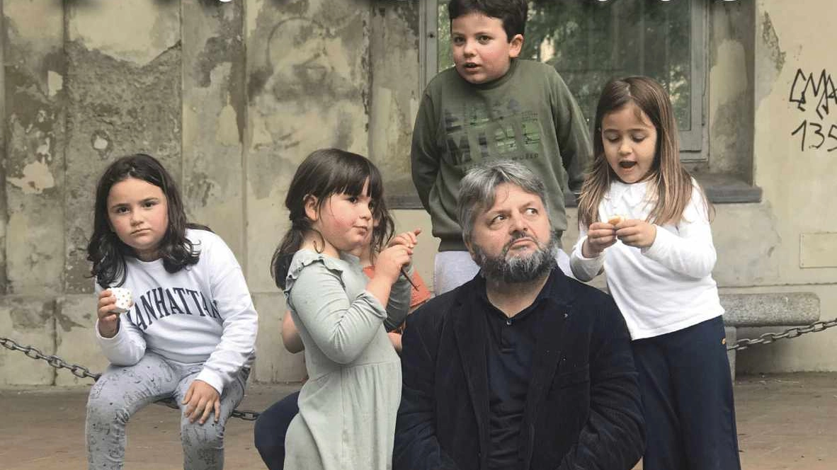Stefano d'Andrea e alcuni dei bambini protagonisti di "Paroline"