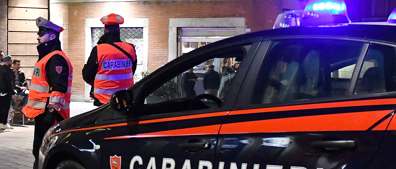 In azione un bandito solitario che impugnava una scacciacani: è fuggito con l’incasso della giornata. Indagano i carabinieri