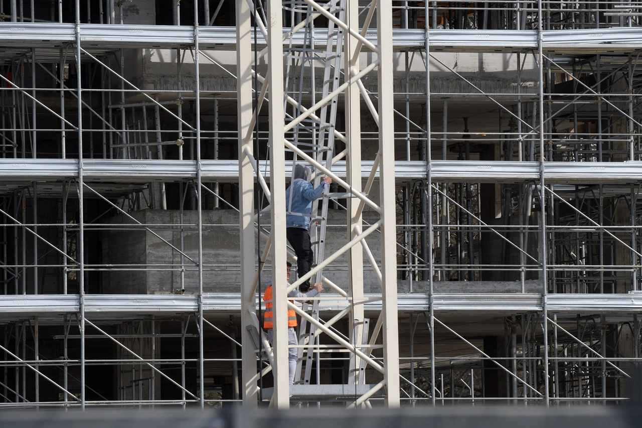 Due degli operai saliti sulla gru nel cantiere di San Donato Milanese (Foto Canali)