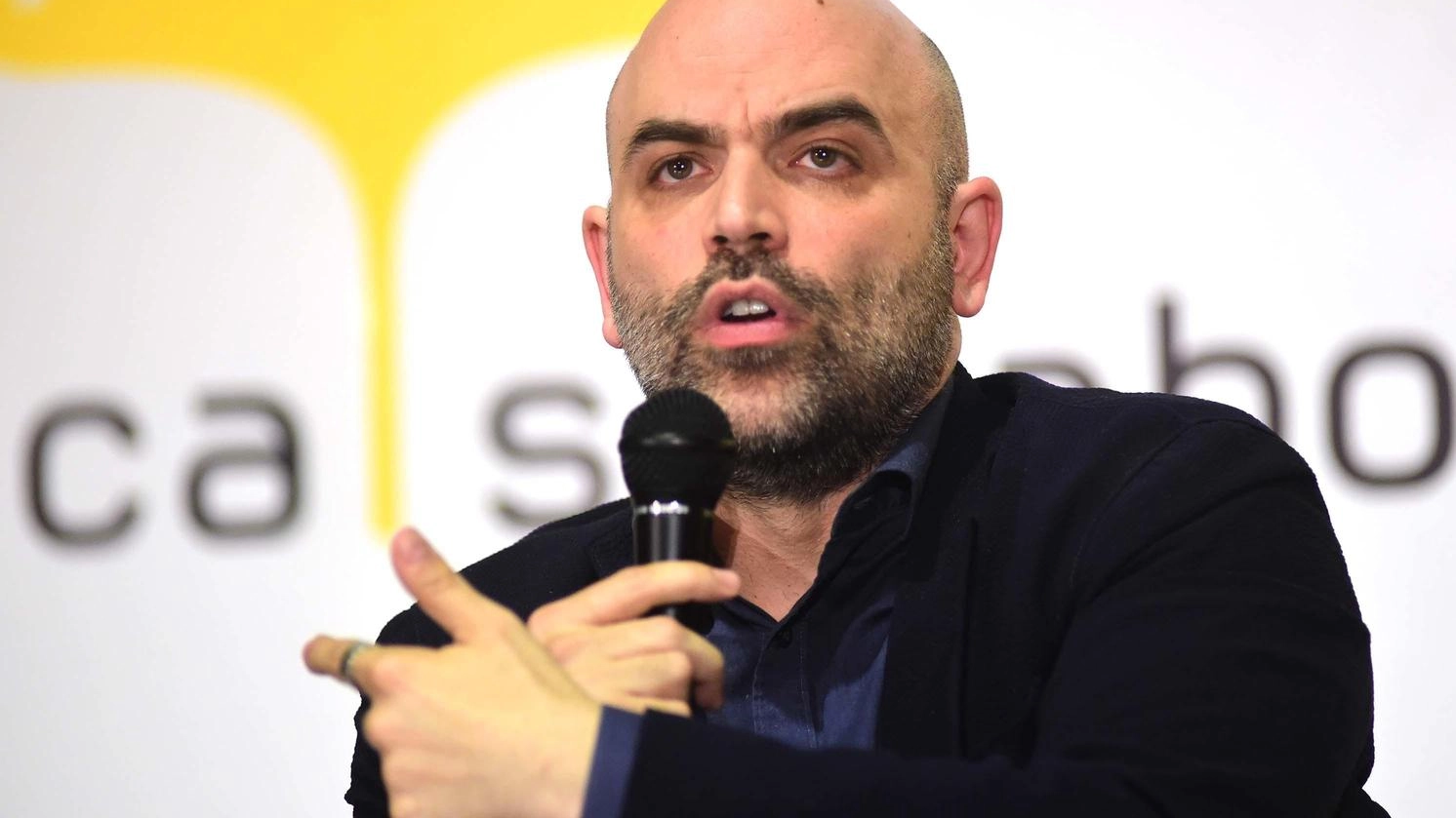 Il giornalista Roberto Saviano è stato contestato a Varese con uno striscione diffamatorio. L'episodio è al vaglio della Digos per ipotesi di estremismo di destra. Saviano ha risposto con fermezza.