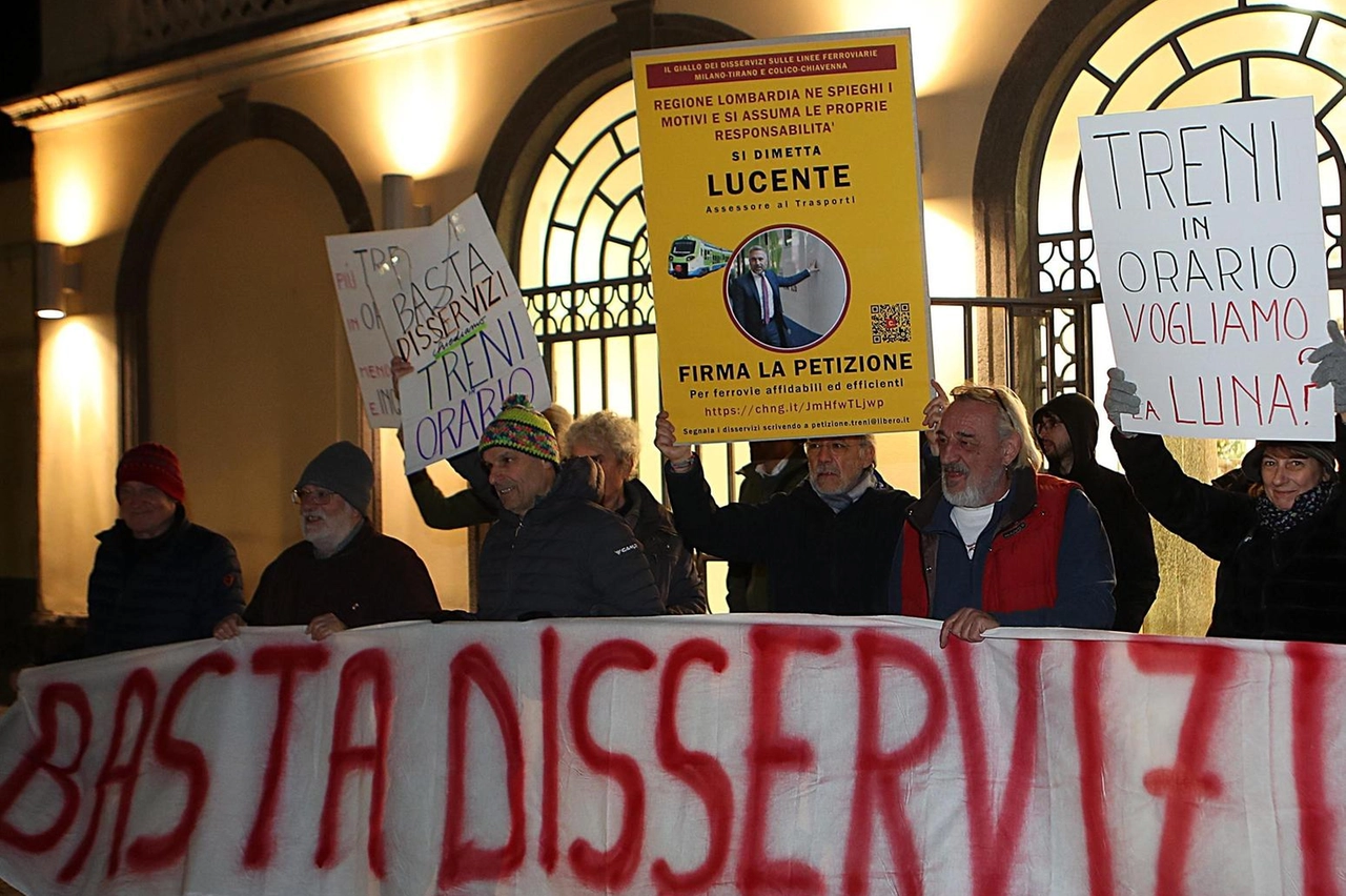 Pendolari durante una manifestazione di protesta in stazione