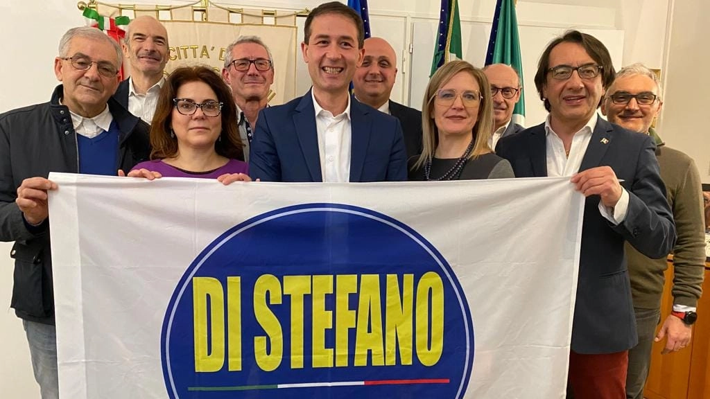 Il sindaco Roberto Di Stefano tra Alessandra Aiosa (sinistra) e Roberta Pizzochera(destra)