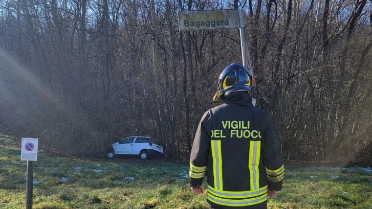 L'incidente a Bagaggera: la Punto è finita fuori strada contro un albero ma sarebbe potuta piombare nel torrente