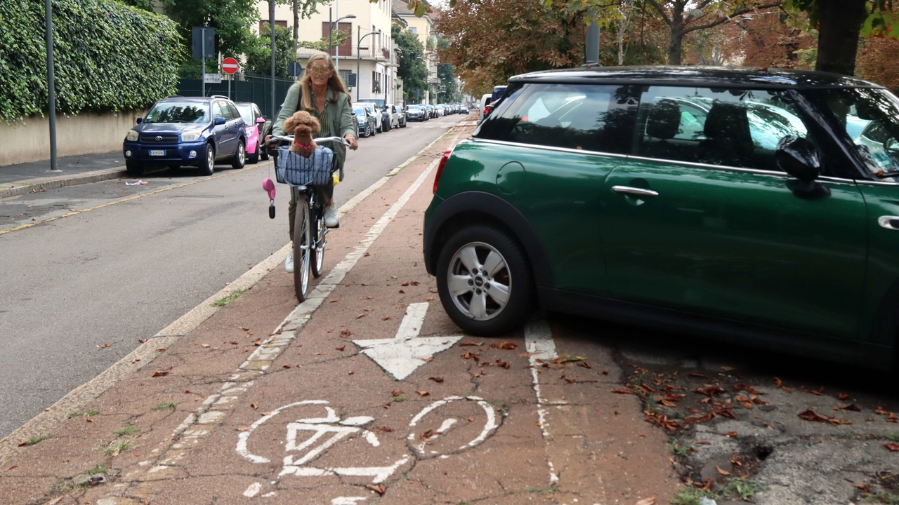 Un'auto intralcia il passaggio delle due ruote su una pista ciclabile