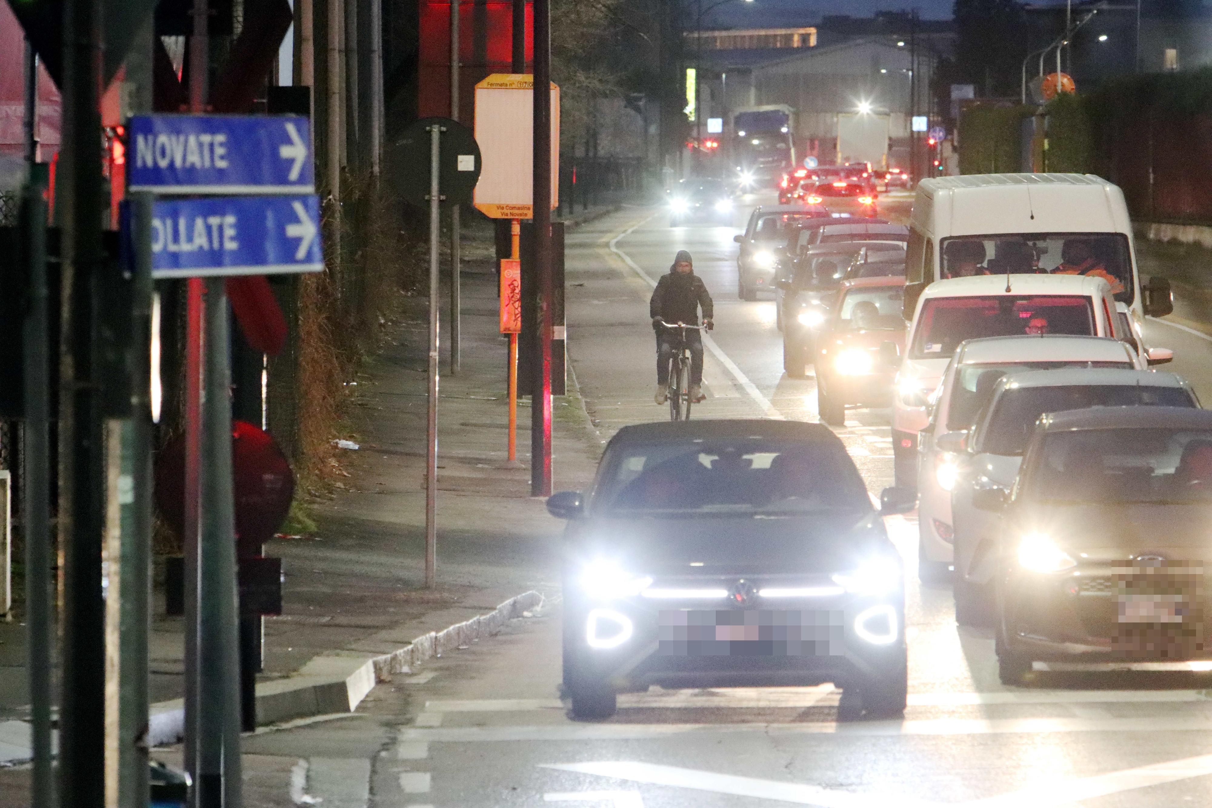 Milano, il pericolo sul rettilineo trafficato. Pista invasa da tir, furgoni e auto: “Chi la percorre è sempre a rischio”