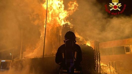 Capannoni tra le fiamme. La Procura apre un’inchiesta