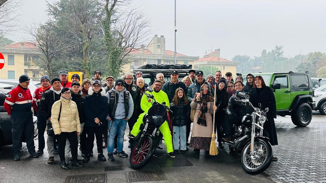 A San Vittore Olona la befana arriva in moto e porta le calze ai ragazzi della Cittadella