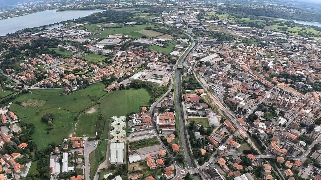 Si chiama Pian d’Erba, ma di verde ne rimane ben poco se non ai margini dei laghi e se...