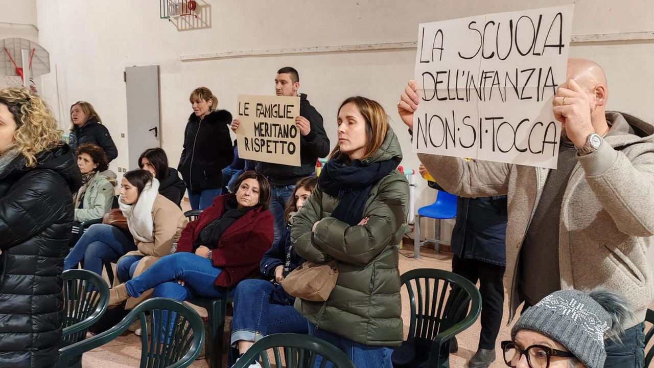 La protesta delle famiglie in Consiglio comunale a Santo Stefano