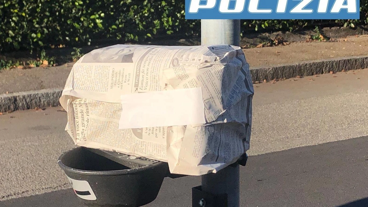 Artificieri in azione ieri mattina in via Adigrat a Monza per una scatola sospetta, ma era solo una vecchia cassa...