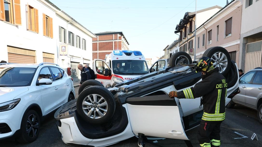 Una brusca sterzata verso sinistra per evitare l’urto con il veicolo che lo precedeva. Sarebbe questa la causa del singolare...