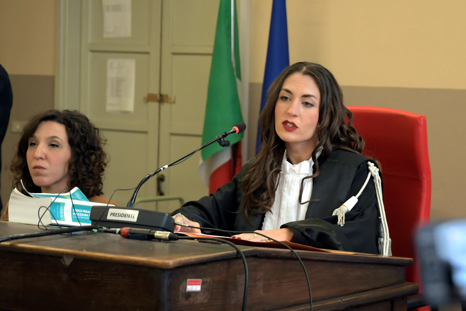 Il giudice Valentina Nevoso legge il dispositivo