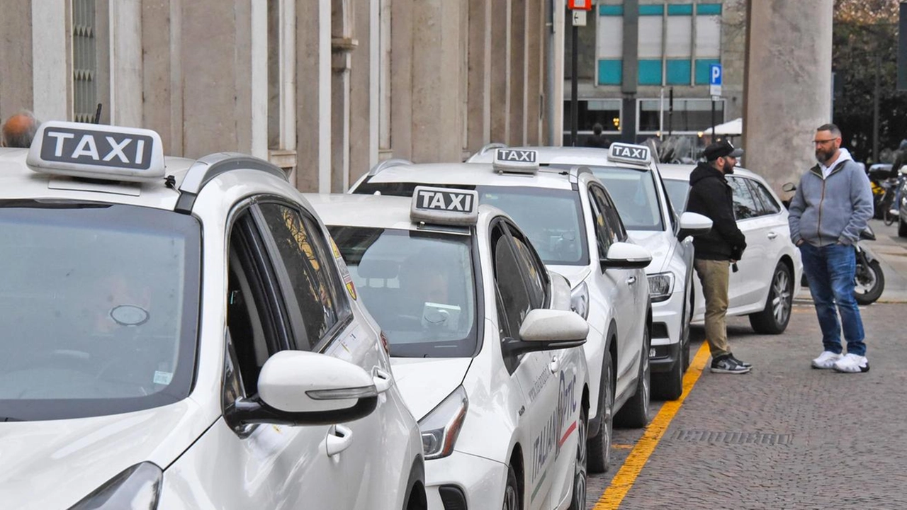 Il Comune di Bergamo amplia il servizio taxi con licenze per veicoli elettrici e attrezzati per disabili, in risposta alla domanda crescente.