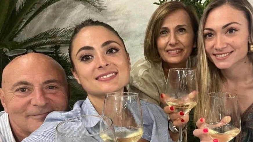 Giulia Tramontano in una foto con i genitori Franco e Loredana e la sorella Chiara