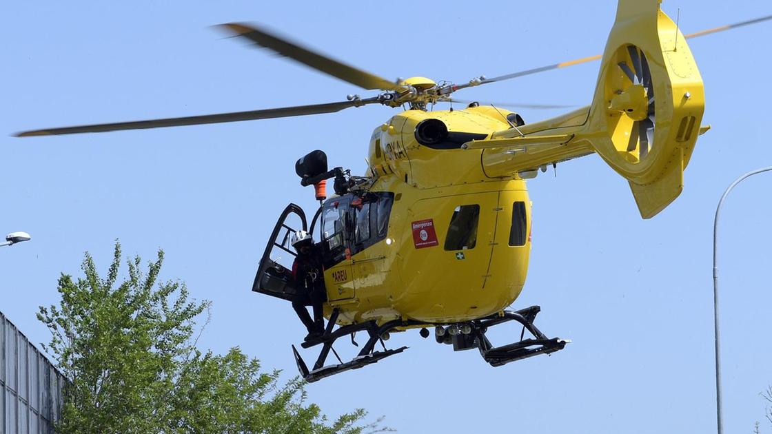 Bimba di due anni seduta sul seggiolino “vola“ fuori dall’auto