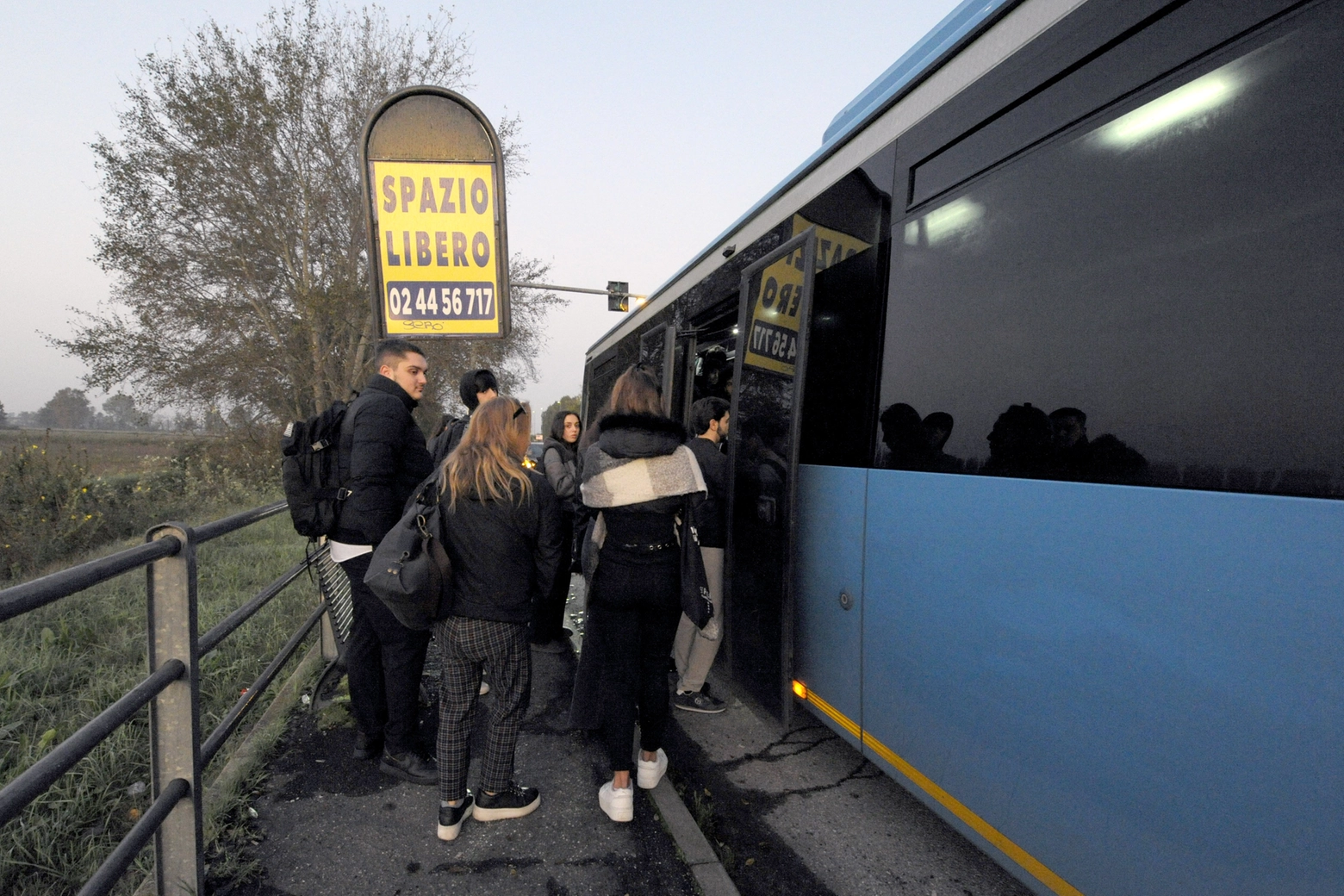 Noviglio, pochi pullman e corse e i pendolari subiscono ritardi a scuola e al lavoro