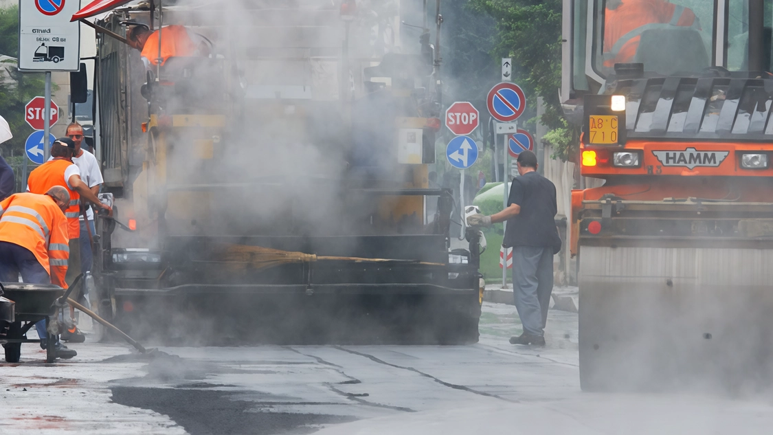 Spesso viene posato l’asfalto anche su tratti di strada non percorribili dai mezzi