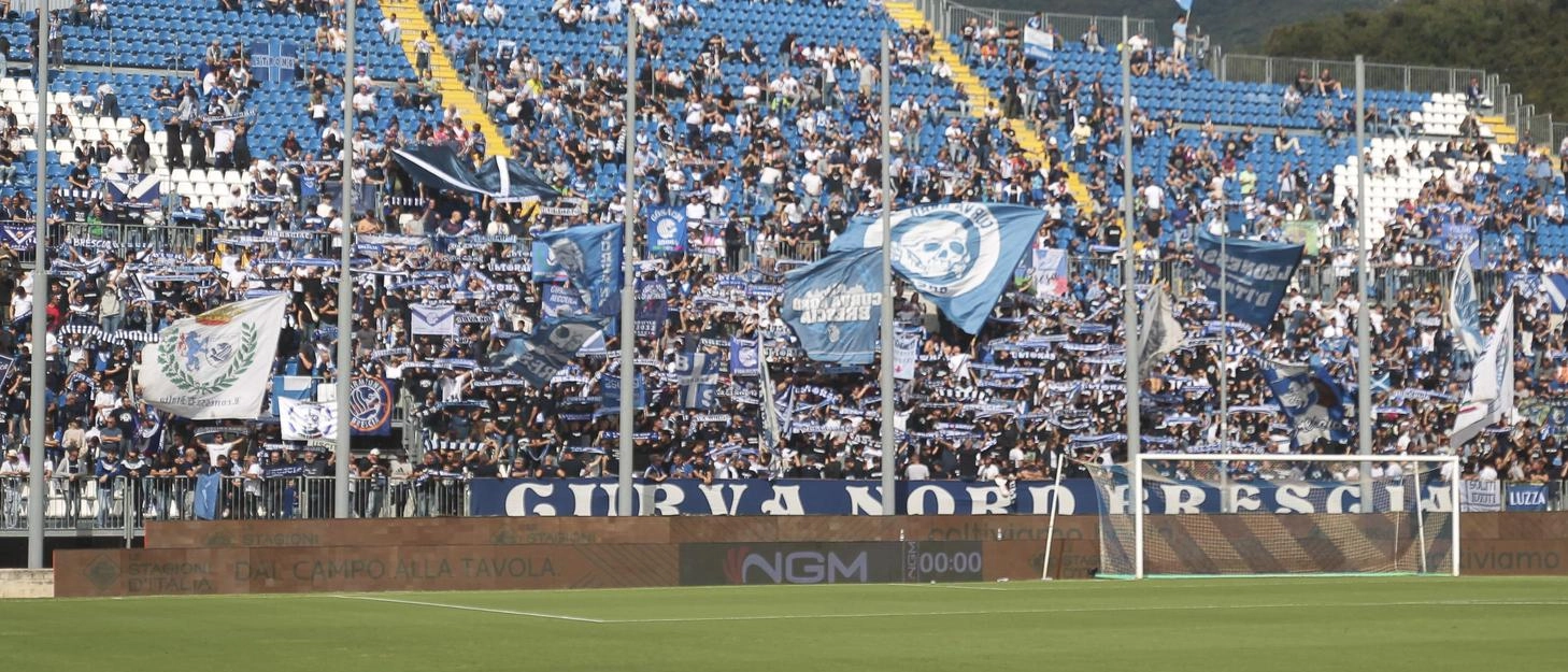 Il Brescia delude i tifosi con scarsi risultati e affluenza ridotta allo stadio. La pallacanestro attira di più, evidenziando la crisi del calcio locale.