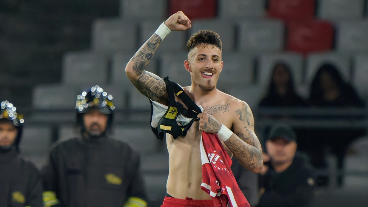 Marco Nasti esulta dopo un gol segnato con la maglia del Bari