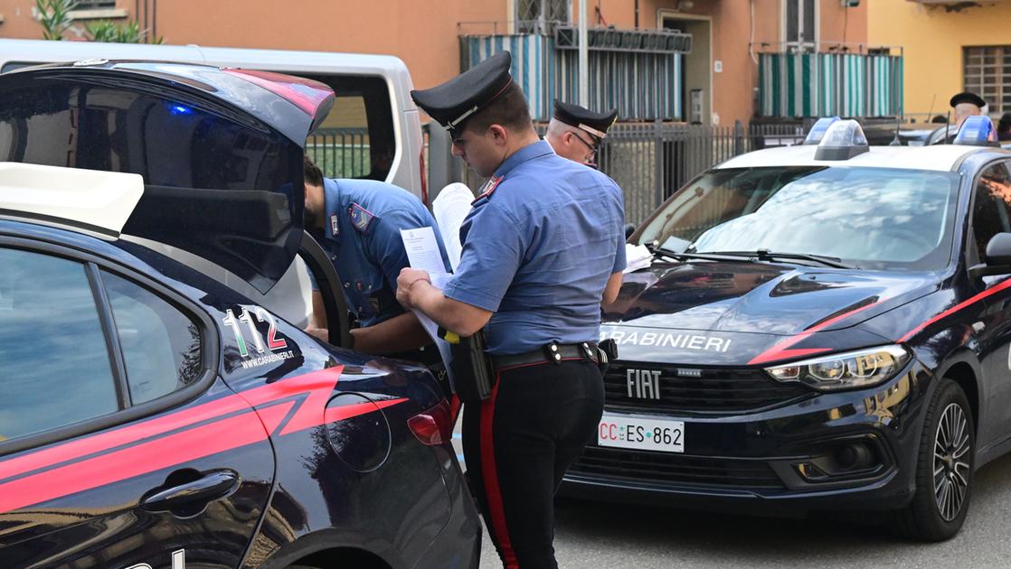 “Ha perso un euro”: il gesto di cortesia è un trucco per rubarle borsetta e chiavi dell