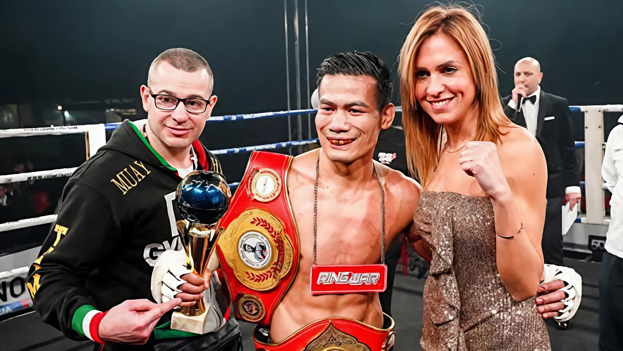 Dopo 20 anni Diego Calzolari saluta la Dem Gym Italy, diventata tempio della Muay Thai italiana. Il maestro, con medaglie nel mondiale, vola verso una nuova sfida: ad aprile aprirà un campo in Thailandia