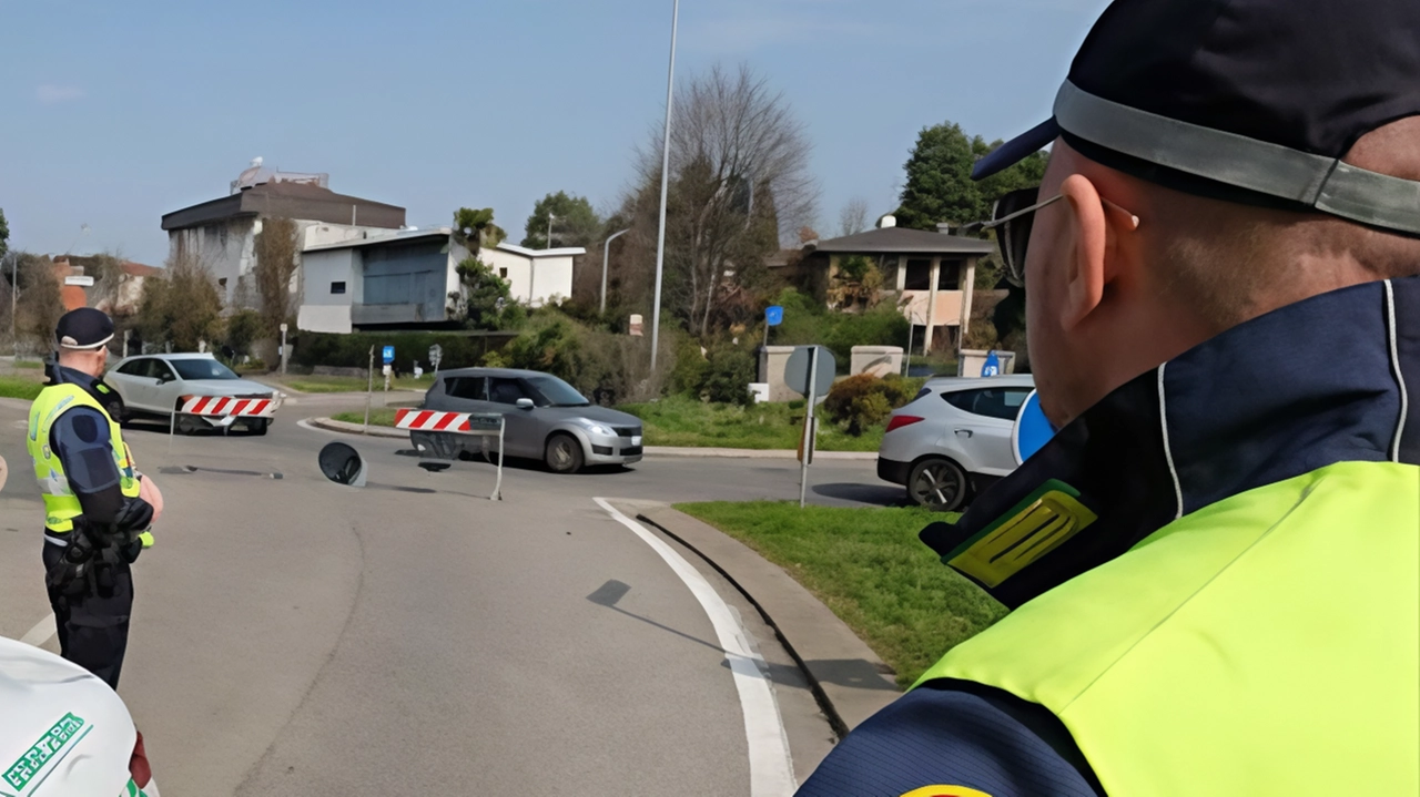 Due minorenni di Seregno sono stati denunciati per ricettazione e resistenza a pubblico ufficiale dopo una pericolosa fuga in motorino rubato senza casco, intercettati dalla polizia locale.