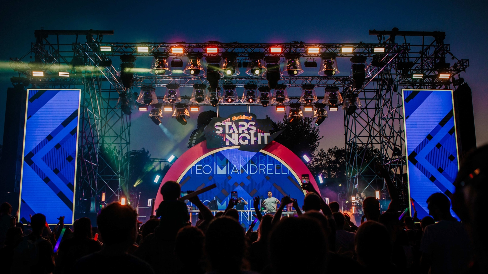 “Gardaland Stars Night”, il music event a tema spaziale con laser show che sabato 7 settembre farà ballare e cantare il pubblico fino alla 1:00 di notte