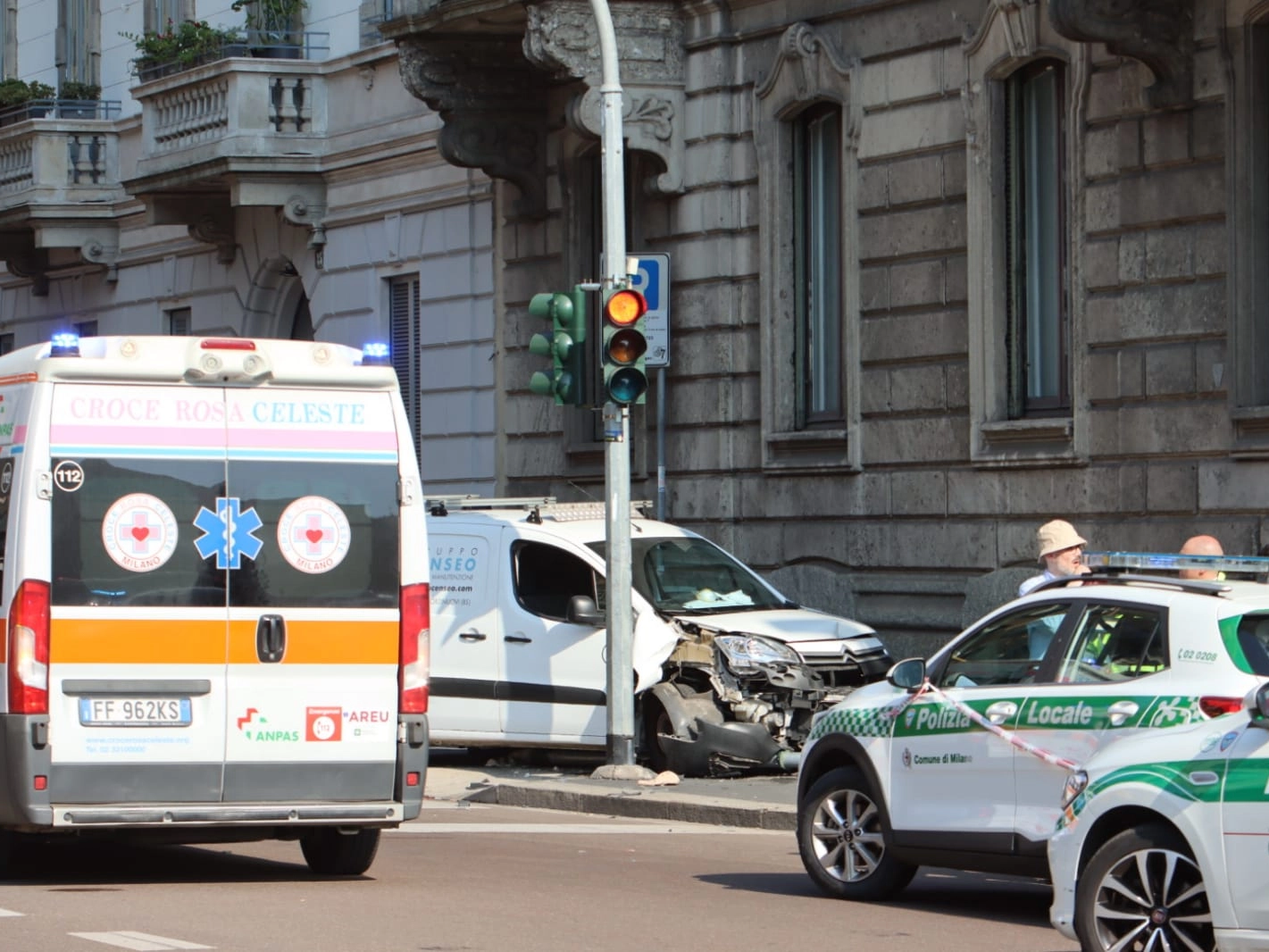 Sul posto sono intervenuti diversi mezzi di soccorso. La polizia locale sta effettuando i rilievi (Ansa/Paolo Salmoirago)