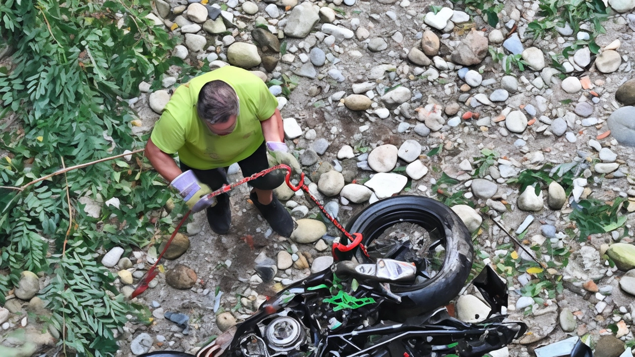 Dopo l’impatto la moto guidata da La Torre è finita in una roggia