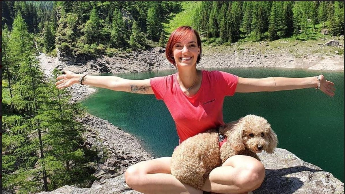 Marika Ciaccia, classe 1990, dopo il dramma di un’embolia ha lasciato il lavoro per la sua passione. Ha cominciato a camminare: così è diventata una delle maggiori influencer di trekking in Italia.