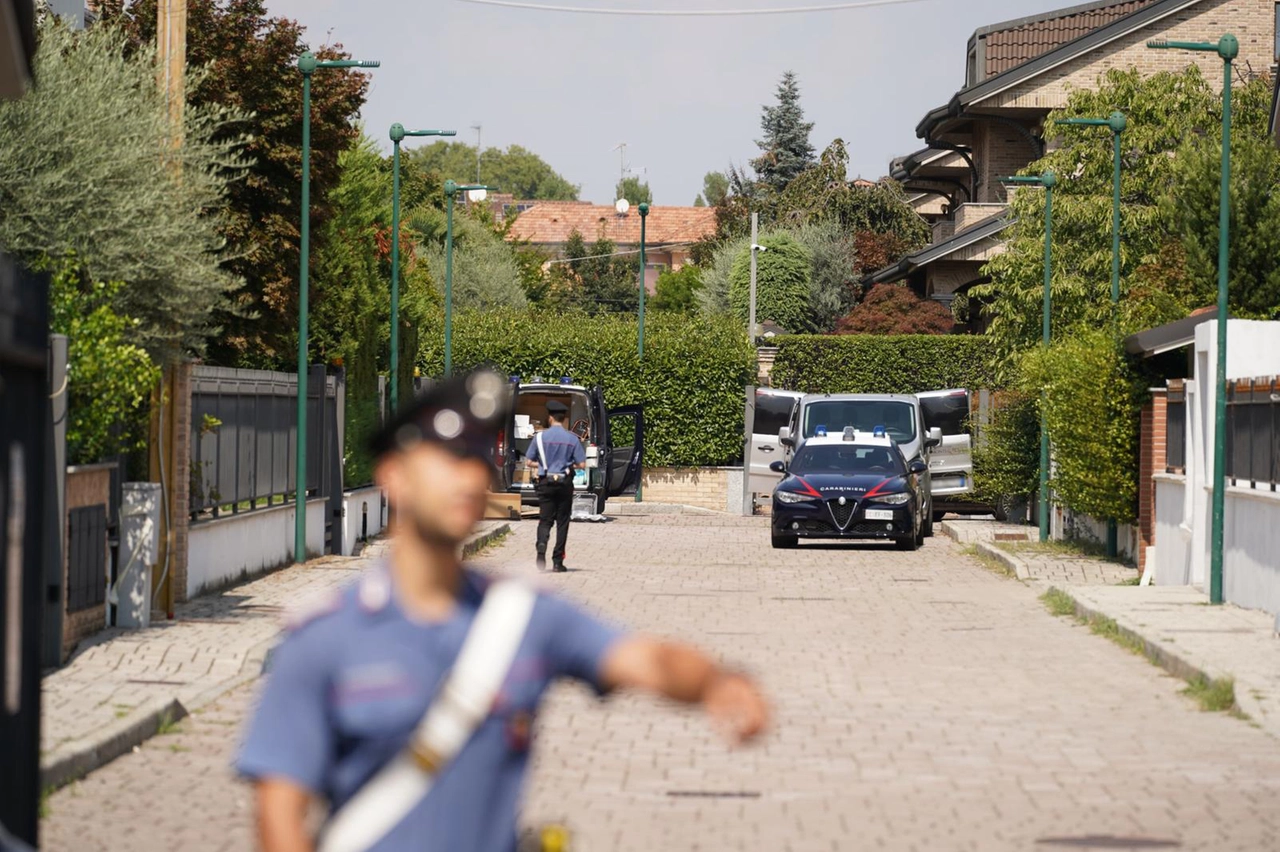 Carabinieri in via Anzio, dove si trova l'abitazione della famiglia sterminata