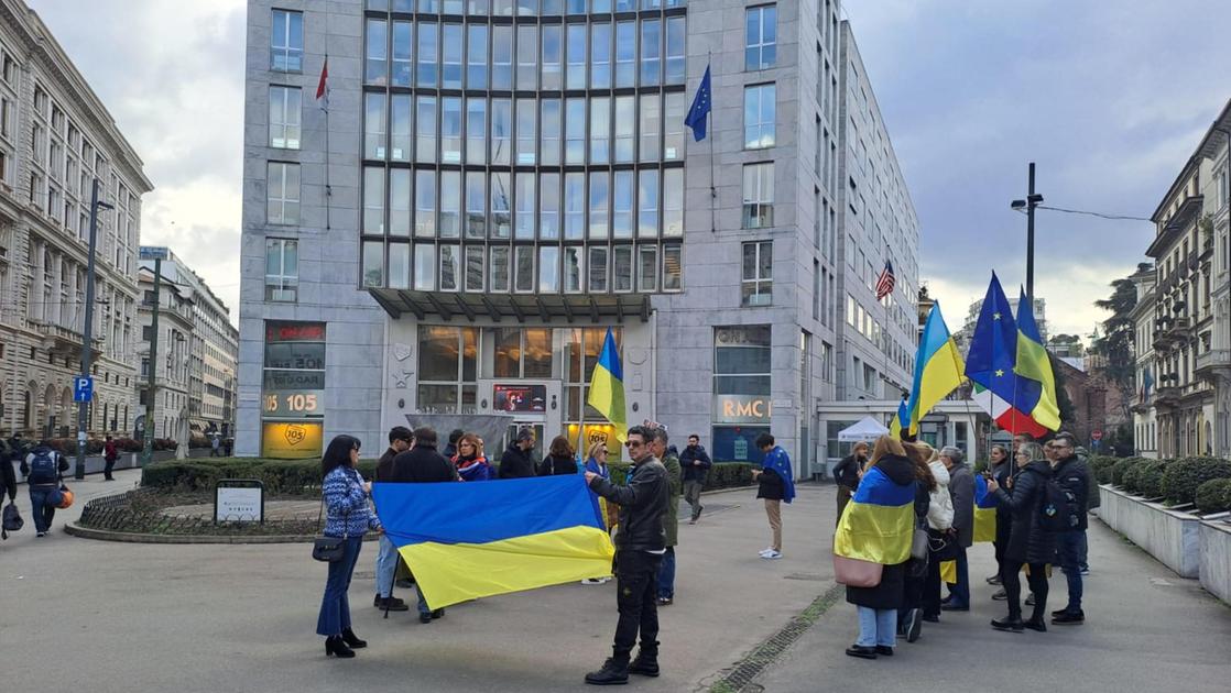 Ucraina, protesta sotto il consolato Usa a Milano: “Da Trump show assurdo, bene Zelensky”