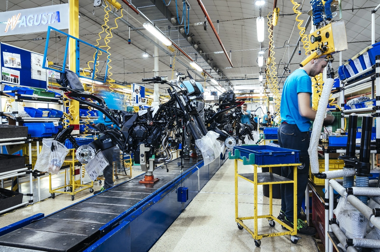 Una fase della produzione all'interno degli stabilimenti della Mv Agusta