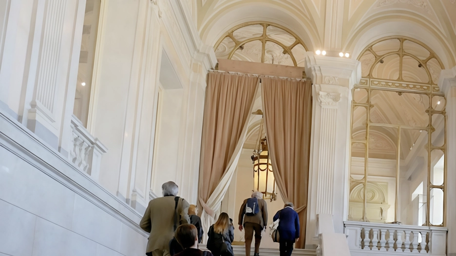 L'ingresso della Villa Reale di Monza nel Sistema museale nazionale porterebbe benefici finanziari, di protezione e turistici, ampliando le opportunità di visite e collaborazioni.