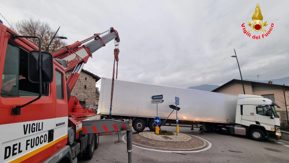 A rimetterlo in carreggiata ci hanno pensato i vigili del fuoco. L’autista è stato probabilmente tradito dal sistema di navigazione