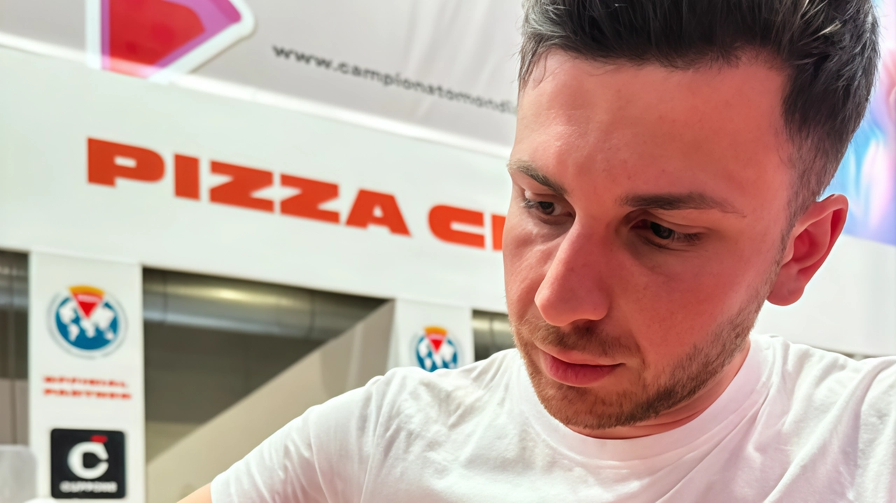 Mattia Esposito 25 anni di Lodi durante la preparazione di una pizza La sua idea è base napoletana con condimento “gourmet”