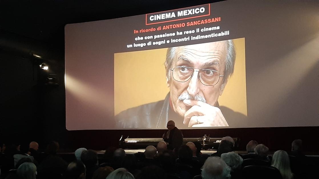 L’omaggio del suo Mexico ad Antonio Sancassani: sala gremita di attori amici e colleghi, c’è anche Claudio Bisio