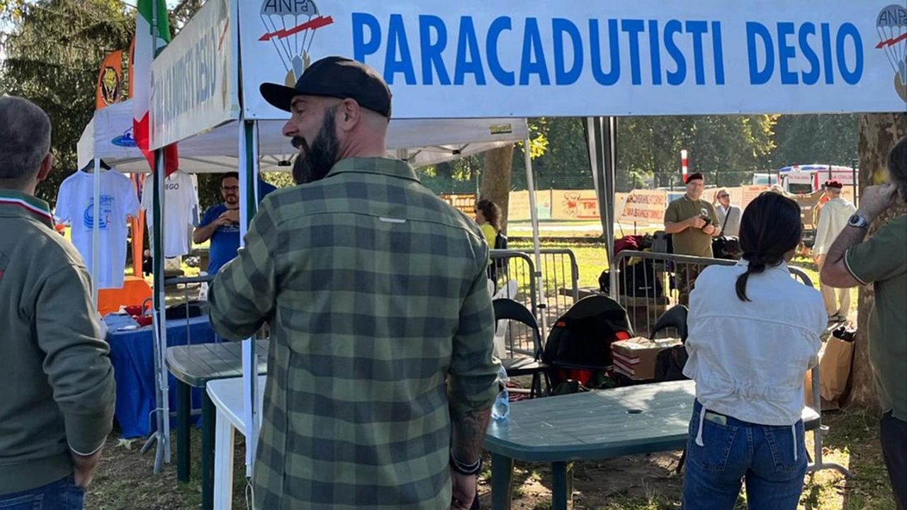 Lo stand dei Paracadutisti di Desio questo pomeriggio, poco prima dell'incidente