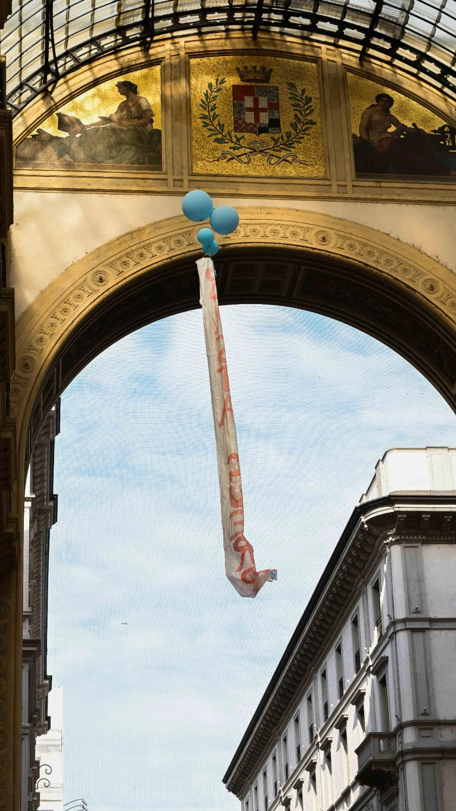 Lo striscione 'Basta guerre' in Galleria Vittorio Emanuele a Milano