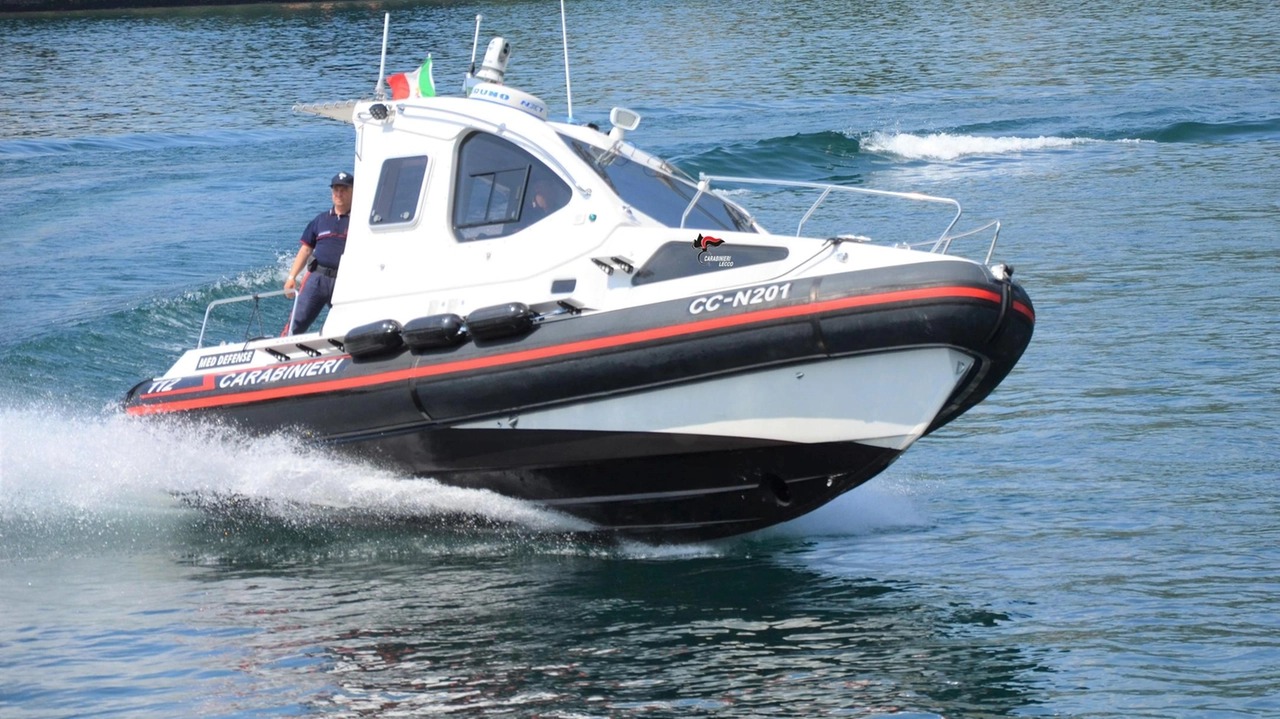 I carabinieri hanno avvistato l’uomo in difficoltà e l’hanno riportato a riva